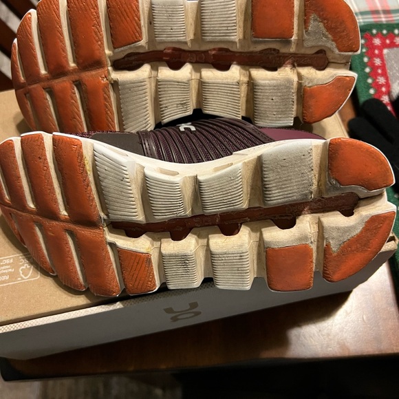 On cloud tennis shoes - Picture 5 of 6